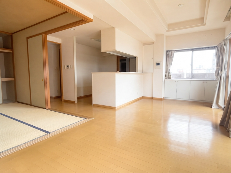ダイニングやキッチンとの一体感が魅力の広々リビング。和室とのつながりもあり、広がりのある大空間として活用可能。ご家族全員がゆったりと寛げる、暮らしの中心にふさわしい心地よい居室空間です。