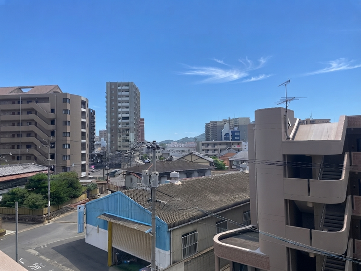 青空が広がる爽やかで開放的な眺望!前面に遮るものがなく、豊かな日差しと心地よい風を感じられる恵まれたロケーションです。日々の暮らしに解放感をもたらし、朝から気持ちよくお過ごしいただけます。