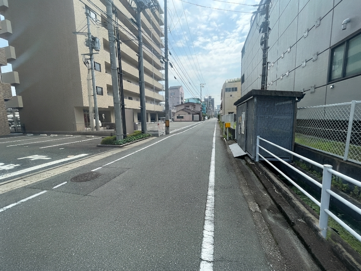 すっきりとした整然な前面道路です。歩道が確保されており、小さなお子様やご高齢の方のご通行も安心。周囲の街並みも落ち着いた雰囲気で、日々の暮らしに心地よいゆとりと安心感をもたらします。