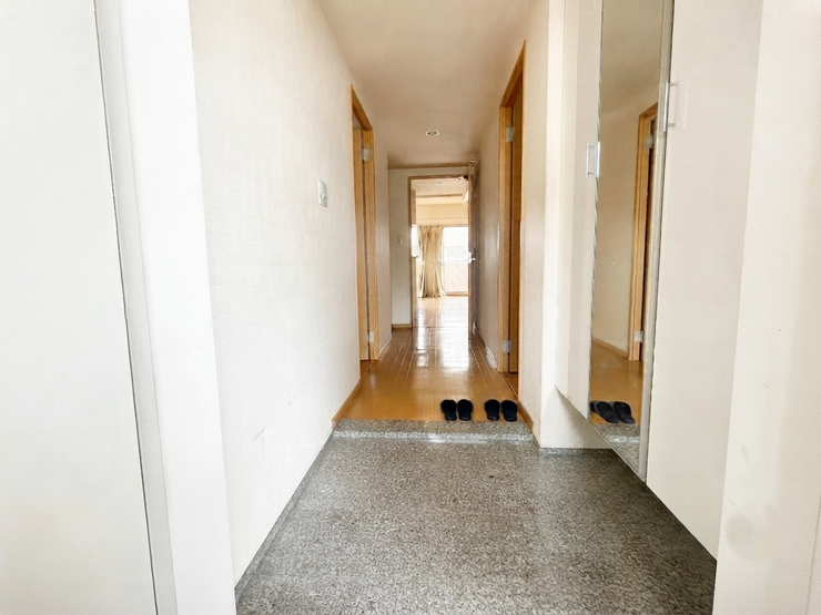 落ち着いた色調でまとめられた上品な玄関アプローチ。廊下へと続く奥行きと明るい空間設計が魅力的です。ご家族はもちろん、訪れるゲストにも爽やかで心地よい第一印象を与えます。