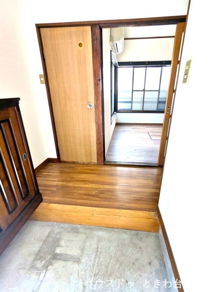 玄関を開けると、木のぬくもりを感じるフローリングが広がります。明るい内装が、帰宅した家族を優しく迎えます。
