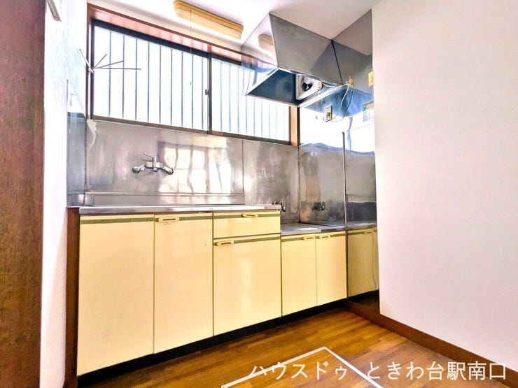 窓があり換気もしやすいキッチン。上下に収納棚が充実しており、調理器具や食器も効率よく収納できます。