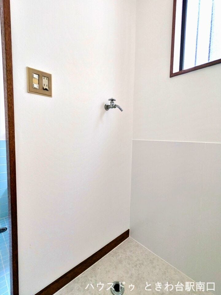 室内洗濯機置場も確保されており、天候を気にせずお洗濯が可能です。壁面もきれいにリフォームされています。