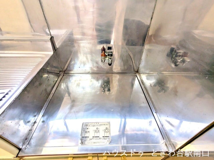コンロ設置スペースはステンレスパネルで保護されており、油汚れの拭き取りも簡単。清潔なキッチンを保てます。