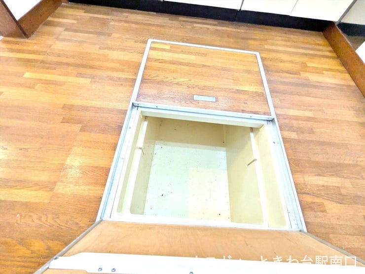 キッチン足元には便利な床下収納を備えています。非常食や普段使わない調理器具の保管に重宝します。
