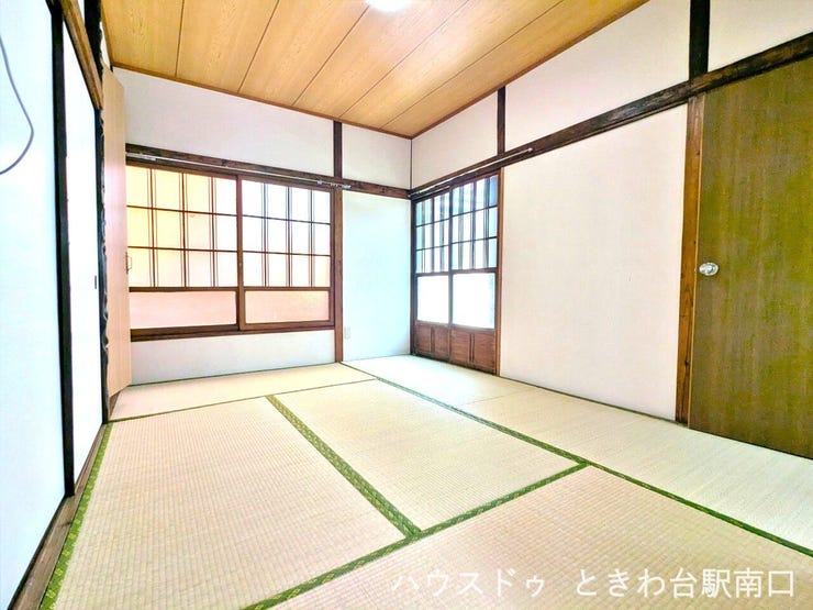 6畳の和室は、2面採光で明るく開放感があります。畳の香りに包まれて、ゆったりと寛げる空間です。