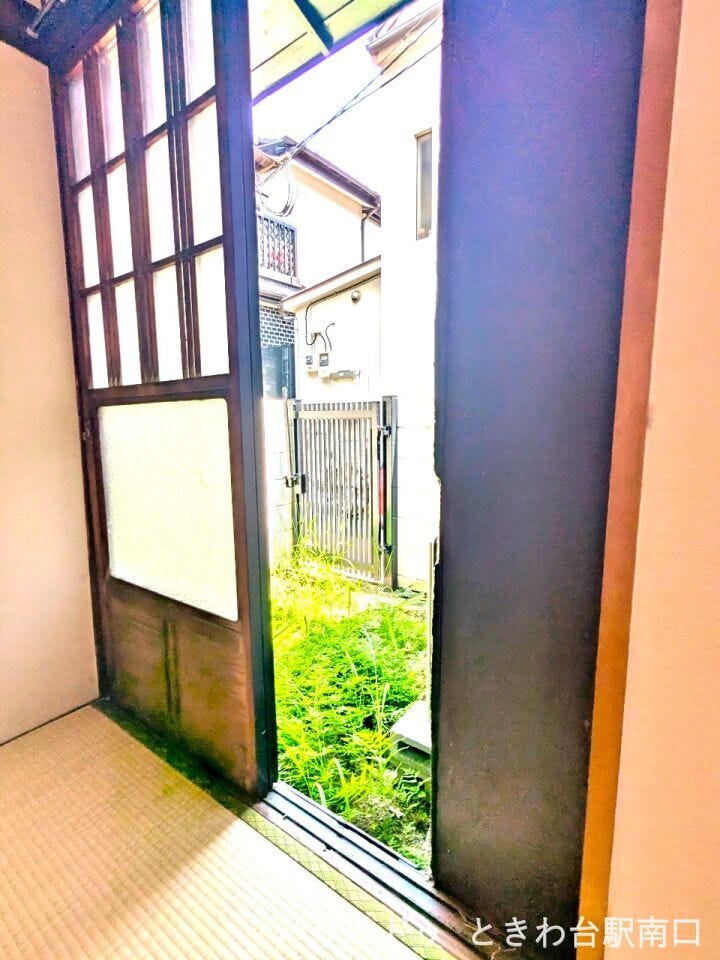 和室の掃き出し窓からは、庭の緑を眺めることができます。四季の移ろいを感じられる、平屋ならではの贅沢な視点です。