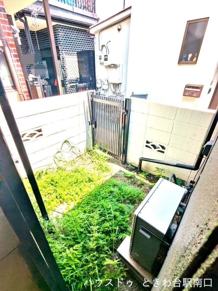 南側に面した庭スペースは、陽光がたっぷりと差し込みます。自分好みの空間作りを楽しめるプライベートエリアです。