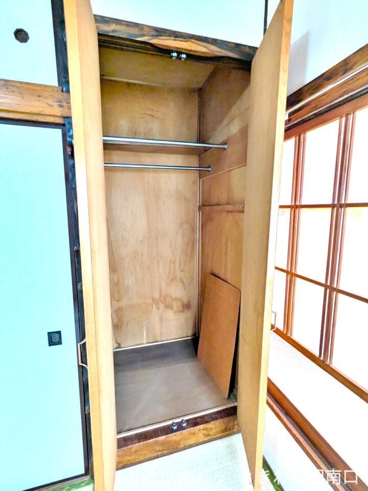 収納内部にはハンガーパイプも設置されており、丈の長い衣類もシワを気にせず整理整頓できます。