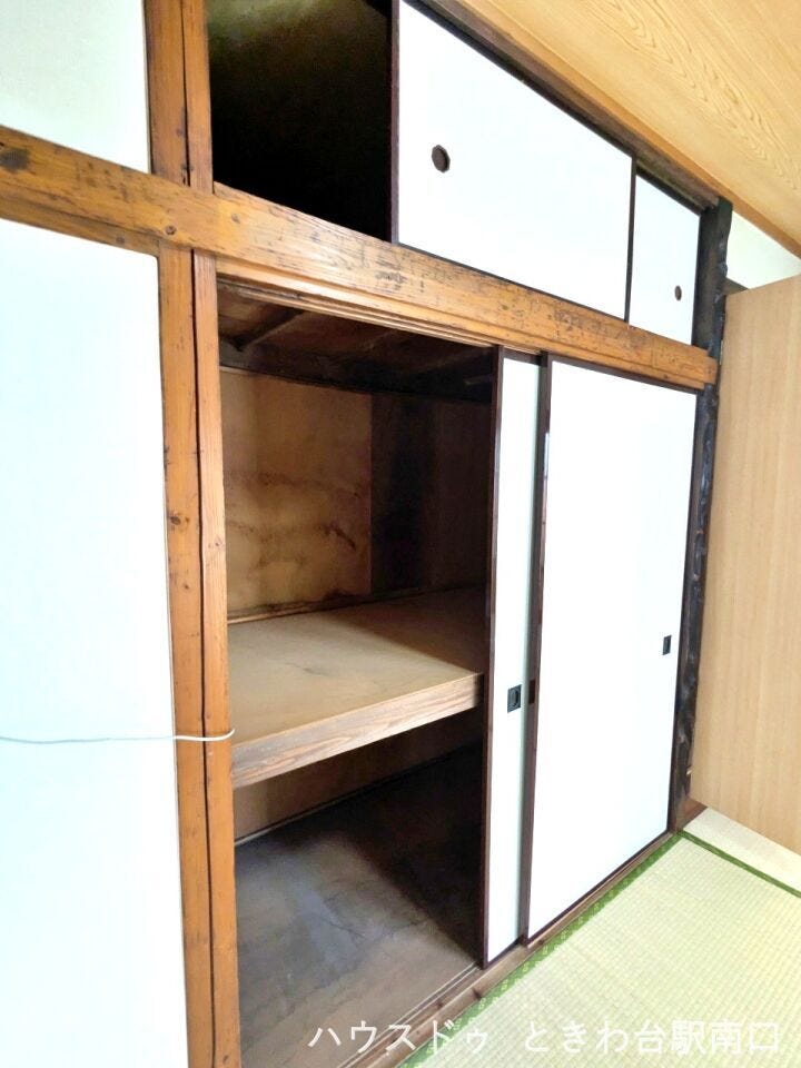 日本の暮らしに馴染む伝統的な押入れ収納。奥行きがあり、大きな荷物の保管にも適しています。