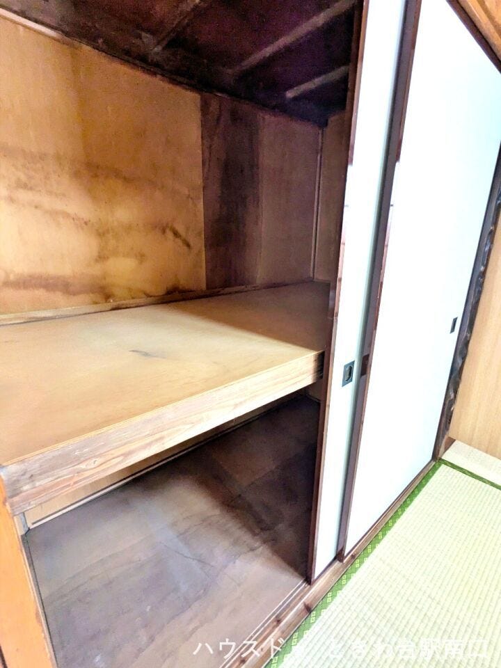 中段で仕切られた押入れは、用途に合わせた使い分けが可能。住まいの整理整頓を強力にサポートします。