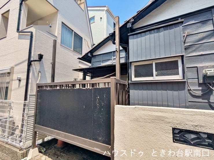 敷地内には目隠しフェンスが設置されており、外部からの視線を遮りながら、自分だけの空間を確保できる造りになっています。