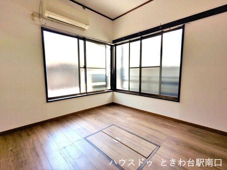 4.5畳の洋室は、フローリング仕様でモダンな雰囲気。エアコン完備で、季節を問わず快適に過ごせます。