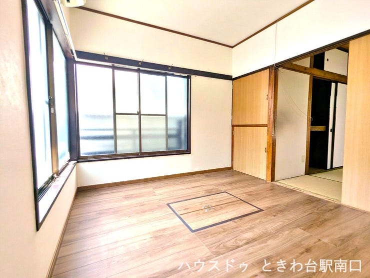 洋室にも床下収納があり、限られたスペースを無駄なく活用。すっきりとした室内環境を維持できます。