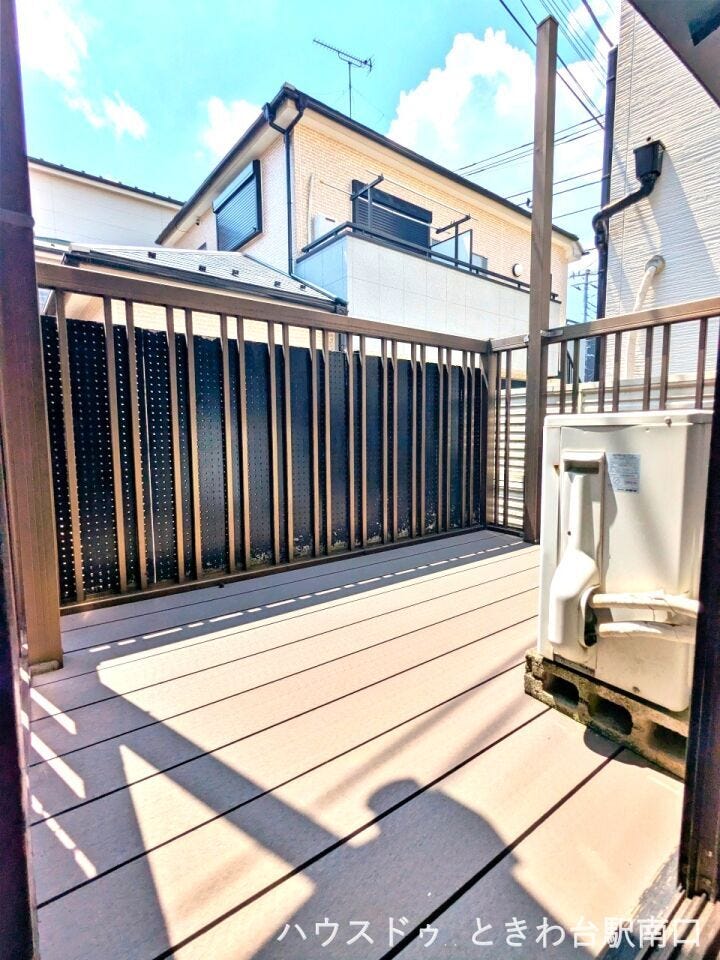 ちょっとした気分転換に最適なバルコニー風のデッキ。洗濯物を干す際にも便利な、陽当たりの良い場所です。