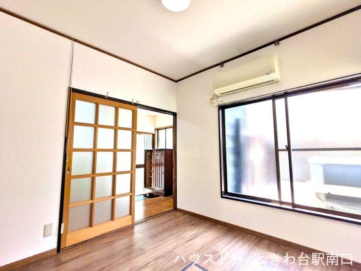 洋室から玄関方面を見通せる、風通しの良い間取り。各部屋に窓があり、室内全体が明るい印象です。