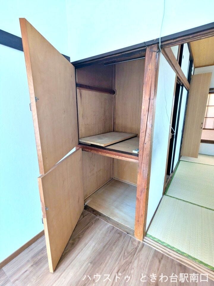 洋室に備え付けられたクローゼット。普段使いの衣類をまとめて収納でき、お部屋を広く使えます。