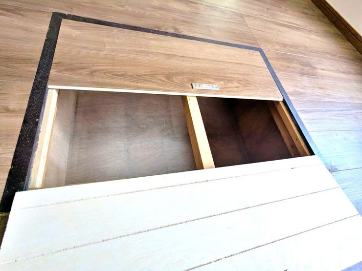 床下収納は開閉もスムーズ。普段は隠しておけるので、お部屋の美観を損なうことなく収納力をアップできます。