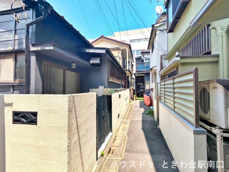 落ち着いた住宅街に佇む、シックな外観の平屋物件です。プライバシーに配慮された専用通路の先にあり、静かな環境で生活を始められます。