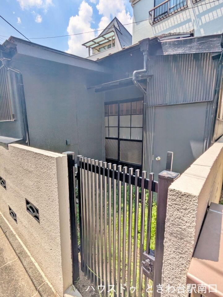 入り口には門扉が設置されており、防犯面にも配慮されています。戸建てならではの独立感を感じられる玄関アプローチです。