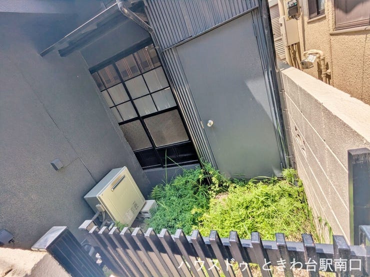 敷地内には小規模な庭スペースがあり、ガーデニングなどの趣味を楽しむことも可能です。日当たりの良さも魅力の一つです。