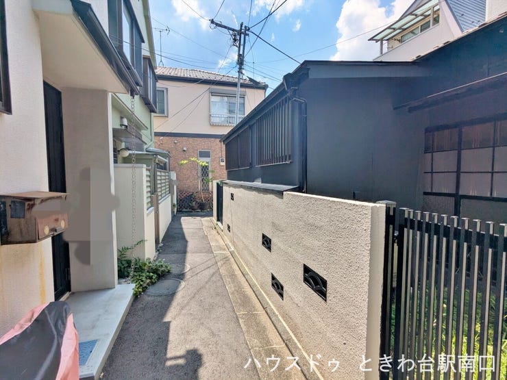 建物周辺は整理された住宅地となっており、落ち着いた暮らしが叶います。駅へのアクセスも平坦で歩きやすい立地です。