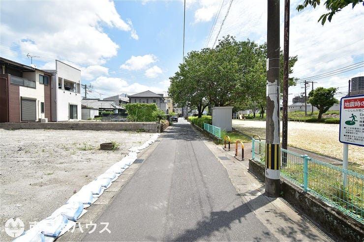 【前面道路】南向きの前面道路幅は約4mです!交通量の少な道路!目の前公園で開放感があります♪