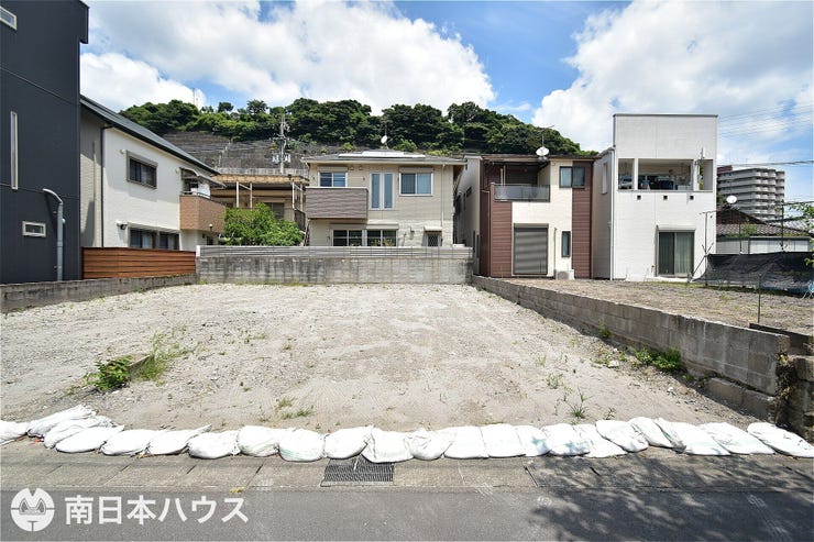 【外観】
南向き道路【敷地面積96.56㎡(29.2坪)】駐車3台!
同仕様の建物見学が可能です♪