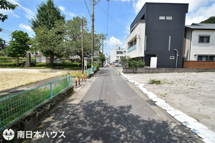 【前面道路】南向きの前面道路幅は約4mです!交通量の少な道路!目の前公園で開放感があります♪