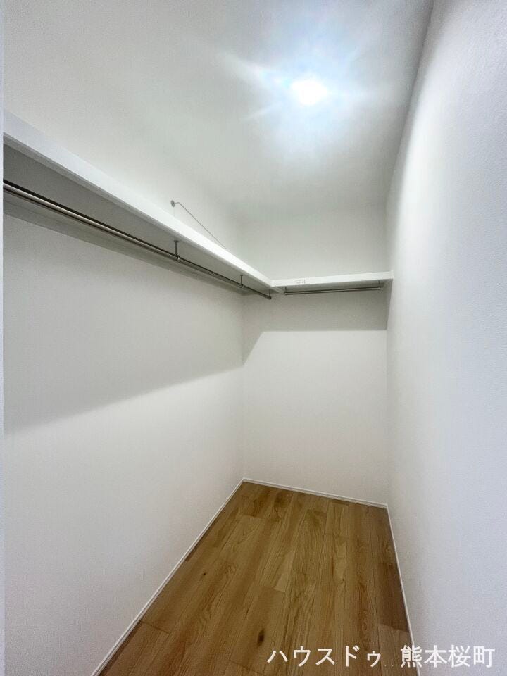 ■2階6帖洋室WIC■衣類から小物まで一ヶ所に集約。整理整頓がしやすく、毎日のコーディネートが楽しくなるゆとりの収納です。