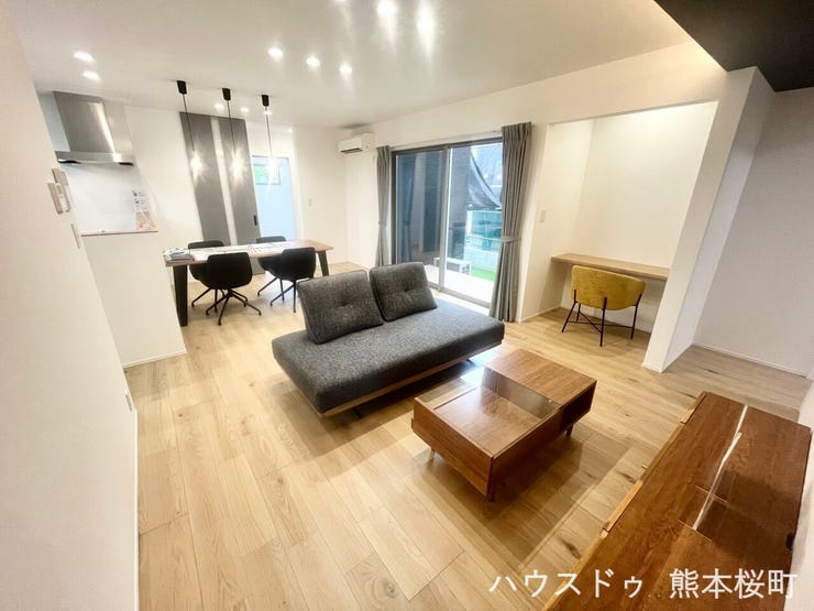■安らぎと笑顔の中心地■陽光が優しく降り注ぎ、会話が自然と弾む。ここでは、毎日が特別な時間へと変わります。