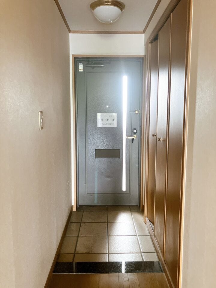 【玄関】
ガラス窓付きの玄関ドアは自然光が差し込み、玄関が明るく開放的に!
日中は照明いらずで省エネにも♪
おしゃれで洗練された印象を与え、外観のアクセントとしても映えるデザインです!