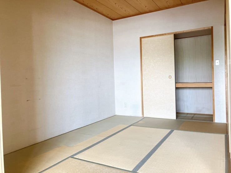 【和室】
畳の香りが心を落ち着かせ、くつろぎの空間を演出します!
来客時の客間やお子さまの遊び場としても使いやすく、布団を敷けば寝室にもなり、多目的に使える便利で快適なスペースです!