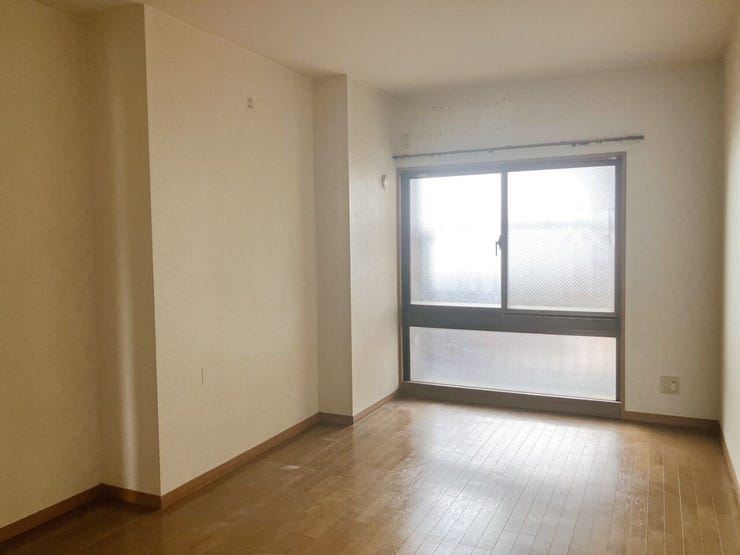【洋室】
広々としたお部屋は家具の配置やインテリアデザインがしやすく、自分好みの居心地の良い空間を作れます♪
ソファやテレビ台を設置して家族や友人とくつろげるセカンドリビングスペースにもなります!