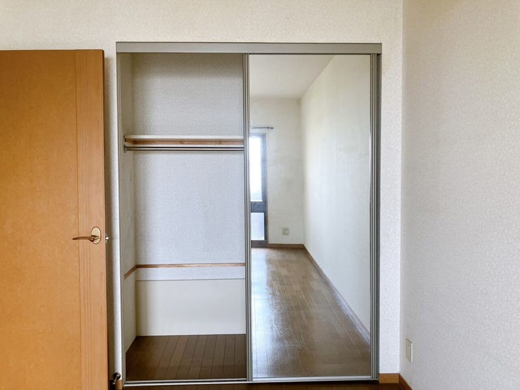 【収納】
扉付きのクローゼットは中身をしっかり隠せるため、生活感を抑えお部屋全体をすっきりと見せることができ、急な来客時にも安心です♪
さらに棚付きの収納があることで、細かな物も整理できます!