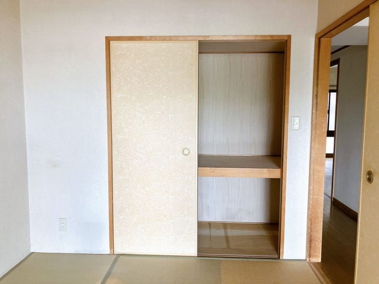【押入】
奥行きと幅のある押し入れは、布団や季節物の衣類、大型の道具までしっかり収納できる頼もしいスペース♪
和室ならではの落ち着いた雰囲気と調和し、すっきり片付いた心地よい空間を保てます♪