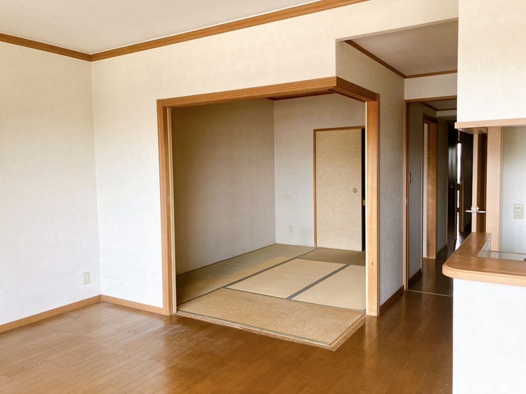 【和室】
扉を開放することでリビングと続き間にできる6帖の和室!
家事をしながらお子様を見守ることや、勉強や仕事用のお部屋としても便利です♪
リビングと続き間で使いやすく、ゆとりが生まれます♪
