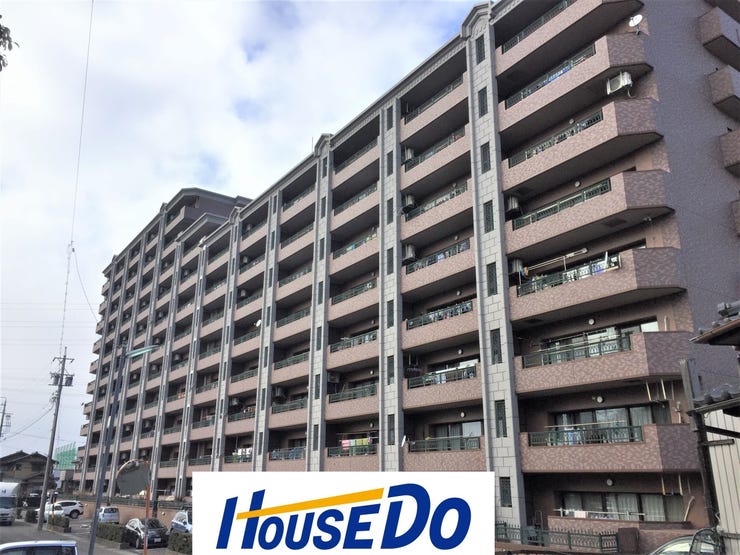 【外観】
【11階建て5階部分】
コンビニやスーパーまで徒歩10分以内の家族で過ごしやすい立地です♪
また月額5500円の駐車場は空きがあり、車をお持ちの方でも駐車場を探さず住むことが出来ます♪