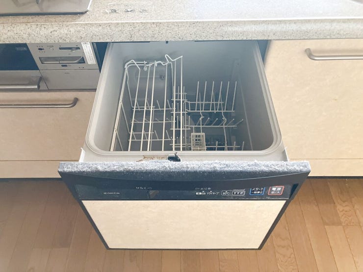 【食器洗い乾燥機】
食器洗いの時間を大幅に短縮できる食洗機付き!
手洗いに比べて、使用する水の量を大幅に節約でき、一度の洗浄で使う水は、手洗いに必要な量の3分の1以下とも言われています!