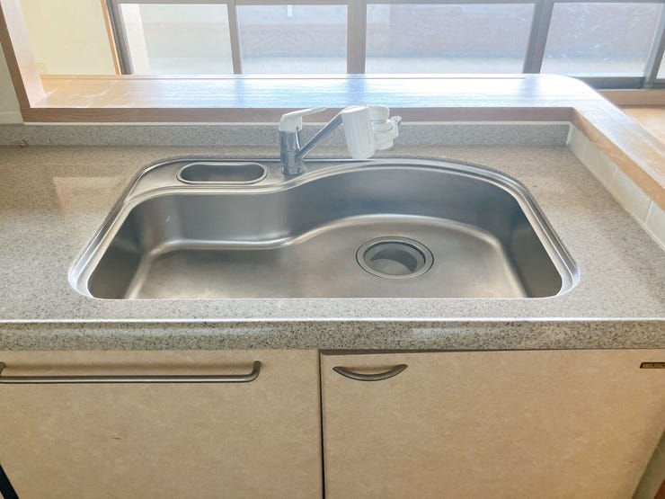 【シンク】
深めの設計のシンクは水撥ねがしづらく、食器類を多く置けるため毎日の洗い物のストレスを軽減します♪
さらに高めの位置に水栓があるため、大きなフライパンやまな板も洗いやすいです♪