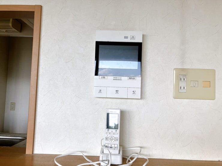 【モニター付きインターホン】
モニター付きインターホンなら、来訪者の顔を確認してから対応できて安心♪
セールス対策にも役立ち、毎日の暮らしに安全と快適さをプラスしてくれる設備です!
