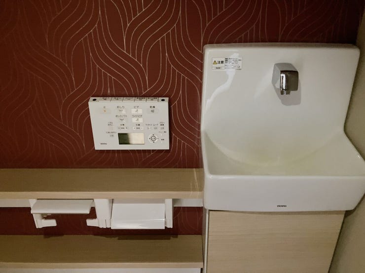 【手洗い場付きトイレ】
手洗い場があることで、ドアノブ等に触れる前にしっかり手を洗えて衛生的です!
帰宅時や来客時にも便利で、清潔な環境を保ちやすく手を洗う習慣をお子様につけることにも役立ちます!