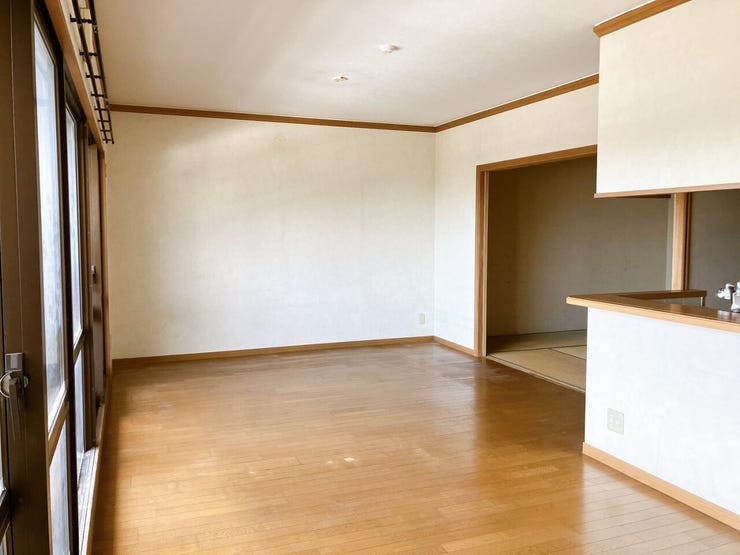 【LDK18.7帖】
ゆったりと過ごせる広さのリビングは家具を配置しても圧迫感が少なく、快適な生活空間を確保できます!
親戚や友達を呼んでもゆとりがあり、楽しい時間を過ごすことが出来ます♪
