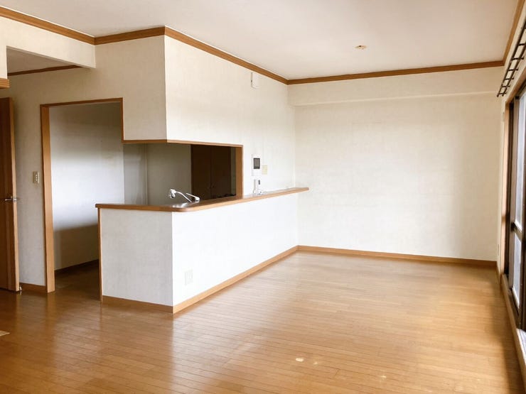【見通しの良いリビング】
広々としたリビングはどこにいてもお部屋全体が見渡しやすく、ぱっと見て室内の様子が把握しやすいです♪
そのため小さなお子様がいるご家庭や、ペットを飼われていても安心です!