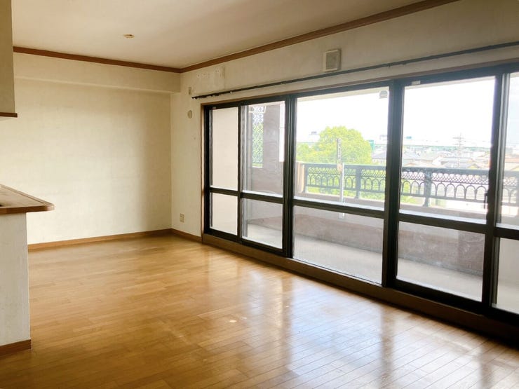 【大きな窓】
大きな窓と光沢のある床が、部屋全体を明るく広く見せてくれます!
自然光がたっぷり差し込み、開放的な空間に♪
汚れも目立ちにくく掃除がしやすいので、毎日気持ちよく過ごせます!