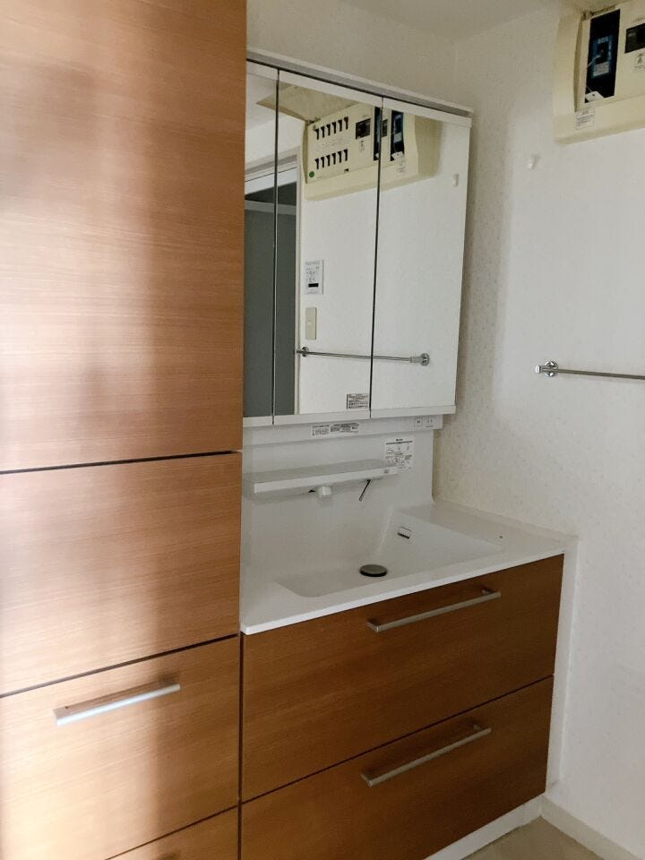 【洗面台】
三面鏡付き洗面台は合わせ鏡で後ろ姿までしっかりチェックでき、身だしなみが整えやすいのが魅力♪
鏡裏には大容量の収納を備え、すっきりしまえて見た目もスマートで毎日の支度が快適になります!