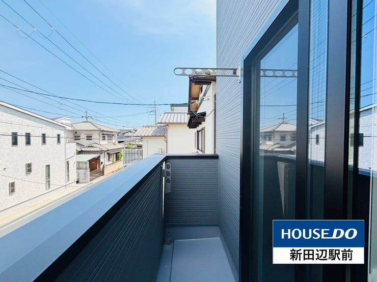 陽当たりのいいバルコニー。お出かけの際は上からお見送りもできますね。