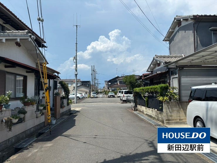 ゆとりをもって運転できそうな広さがありそうな道路ですね。