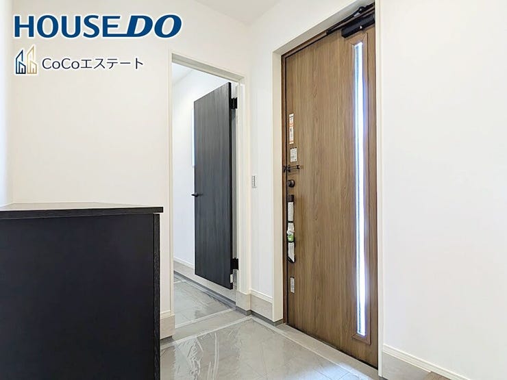 □■玄関■□
いつでもスッキリとした玄関でお出迎え♪
散らかりがちな玄関がスッキリ片付く収納力の高い玄関収納が備え付けられてます。