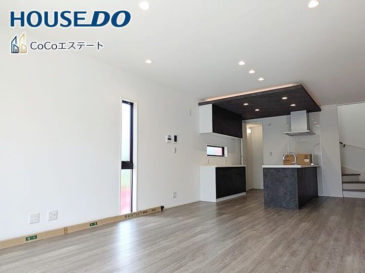 □■リビング■□
大切な家族が集まるからこそLDKにはこだわりたいですね。
窓が多い設計は様々な角度から光を取り込めるこだわりの間取りです。